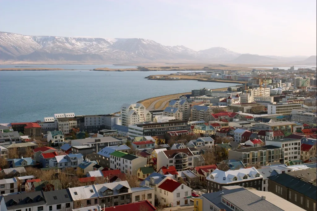Vue de Reykjavík depuis le clocher de Hallgrímskirkja, exemple distinct des pays scandinaves et pays nordiques